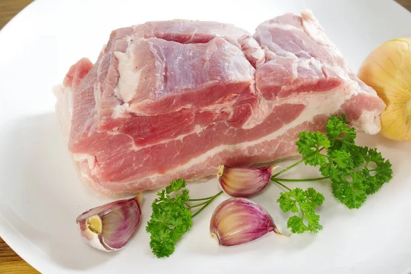 Rått Bacon Med Grönt Persiljeblad Vit Platta — Stockfoto