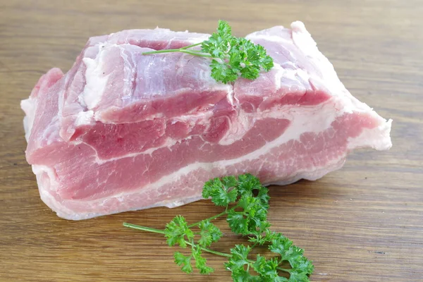 Bacon Mentah Dengan Daun Peterseli Hijau Piring Putih — Stok Foto