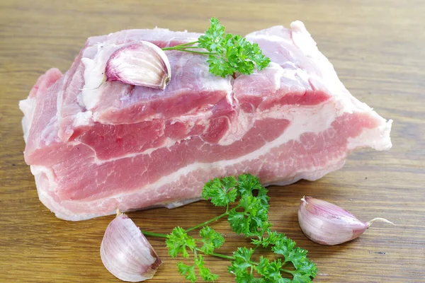 Pancetta Cruda Con Foglia Prezzemolo Verde Piatto Bianco — Foto Stock