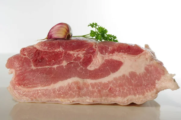 Bacon Mentah Dengan Daun Peterseli Hijau Piring Putih — Stok Foto