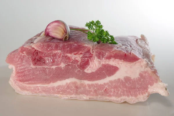 Bacon Cru Com Folha Salsa Verde Placa Branca — Fotografia de Stock