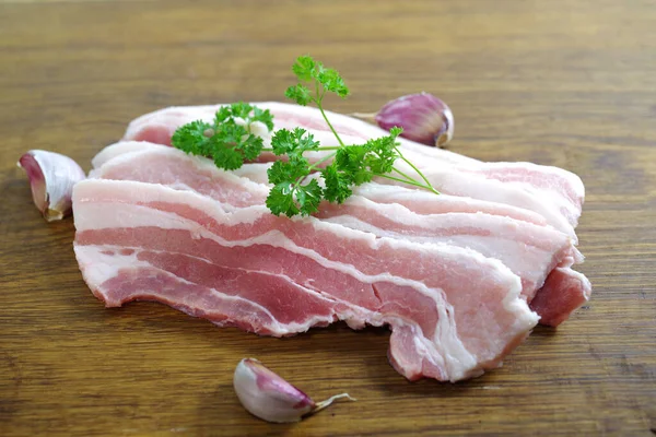 Pancetta Cruda Con Foglia Prezzemolo Verde Piatto Bianco — Foto Stock