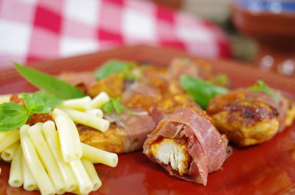 Filet mit Huhn mit Gemüse und Nudeln — Stockfoto