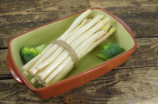 Fascio di asparagi bianchi e broccoli — Foto Stock