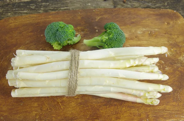 Bundel van witte asperges en broccoli — Stockfoto
