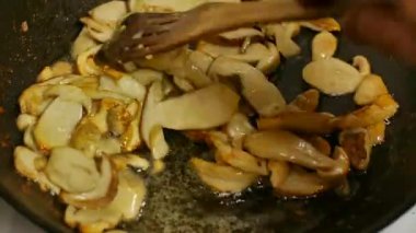 Kızarmış mantar çörek 