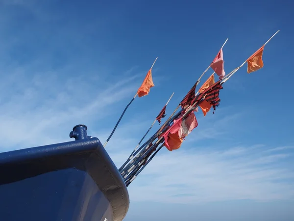 Fragment blauwe vissersboot met vlag — Stockfoto