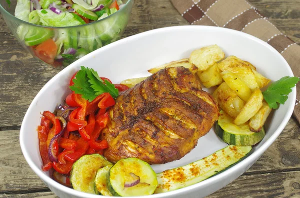 Frango assado com legumes — Fotografia de Stock