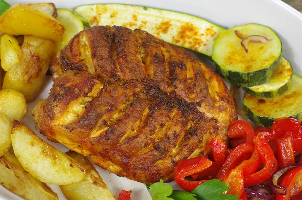 Baked chicken with vegetables — Stock Photo, Image