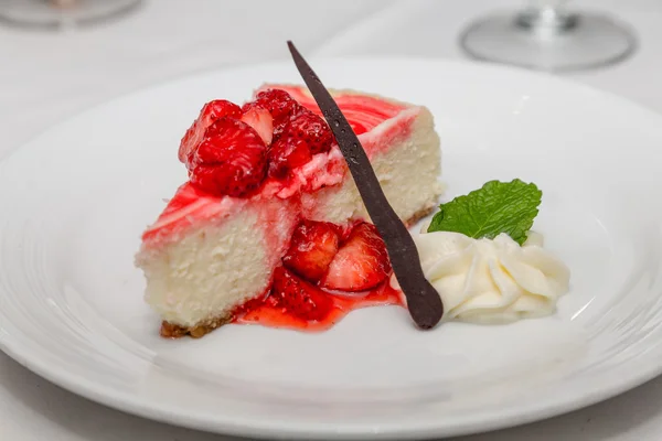 乳酪蛋糕草莓巧克力和薄荷叶 — 图库照片