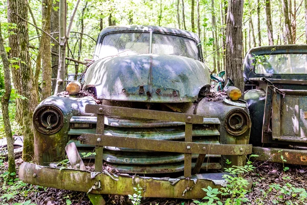 Parrilla en viejo camión oxidado — Foto de Stock