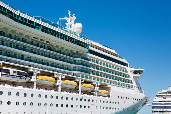 Navio de cruzeiro branco de luxo atracado sob céus azuis — Fotografia de Stock