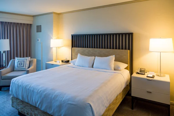 King Bed Modern otel odasında — Stok fotoğraf