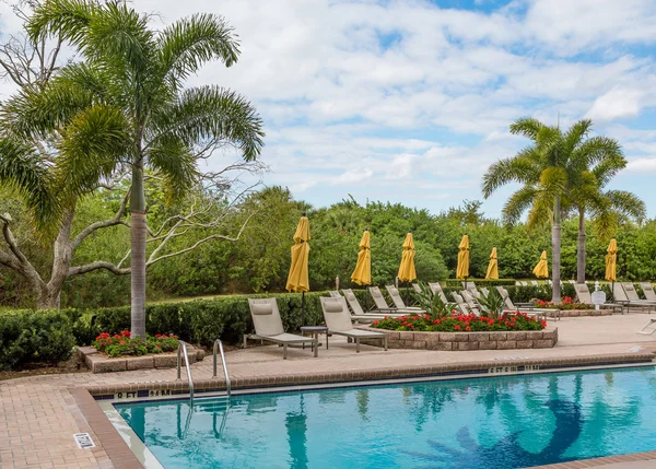 Poolen på tropical resort — Stockfoto