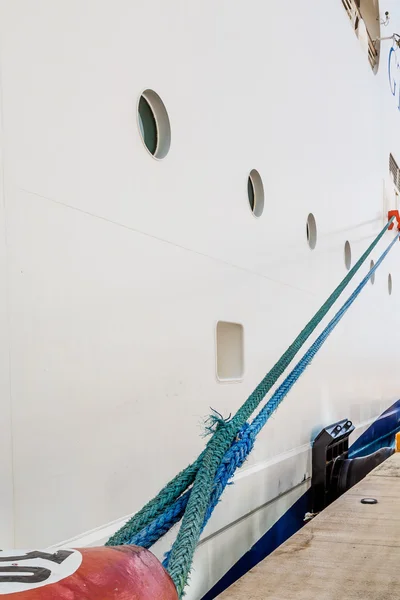 Blue Rope from Cruise Ship to Red Bollard — Stock Photo, Image