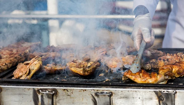 Grillen van kip en ribben — Stockfoto