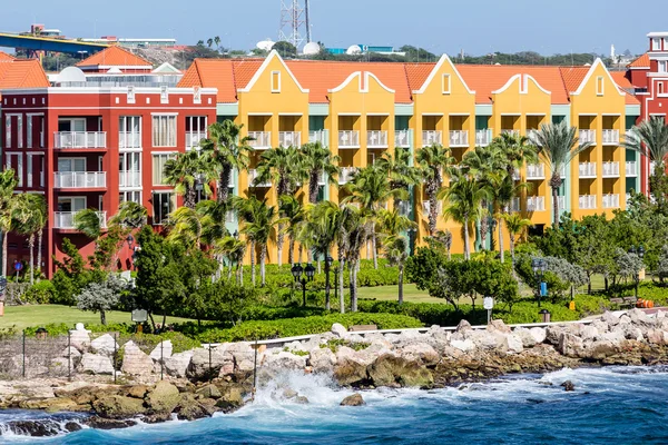 Mar azul, falhando por colorido Resort — Fotografia de Stock