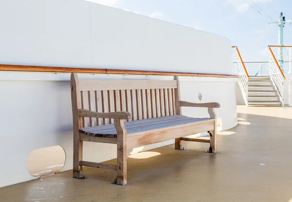 Пустая деревянная скамейка на круизном корабле — стоковое фото