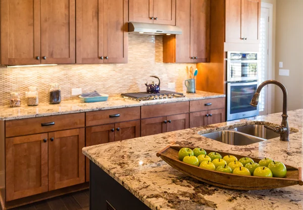 Green Apples on New Granite Countertop — Stock Photo, Image