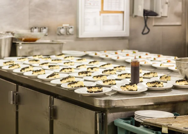 Saucen zu Desserts in der Küche hinzufügen — Stockfoto