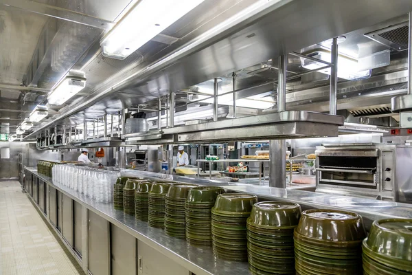 Commerciële keuken met het serveren van koepels — Stockfoto