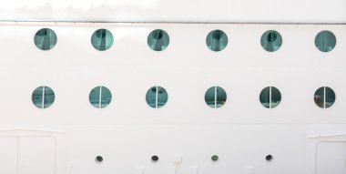 Kabinlerin gemi beyaz gövde üzerinde