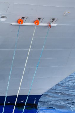 Üç ipler içine yükselen Cruise Gemi