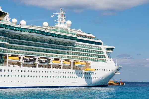 Bateau de croisière massif sur l'eau bleue — Photo