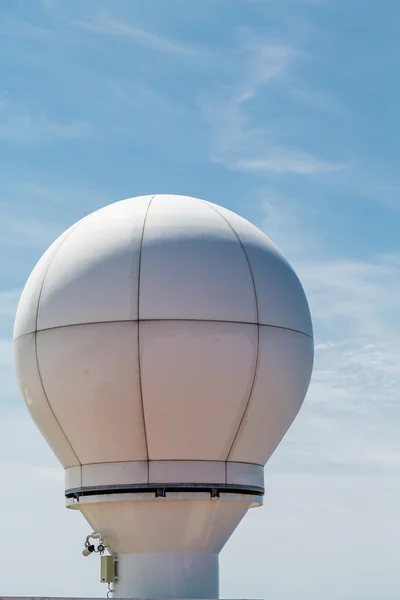 Круглый спутниковое оборудование на голубом небе — стоковое фото