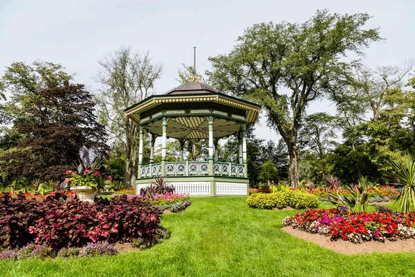 Jardín público con gran Gazebo — Foto de Stock