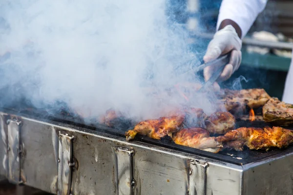 Kip met rook grillen — Stockfoto