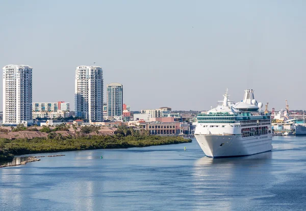 Kreuzfahrtschiff im Kanal bei Tampa — Stockfoto