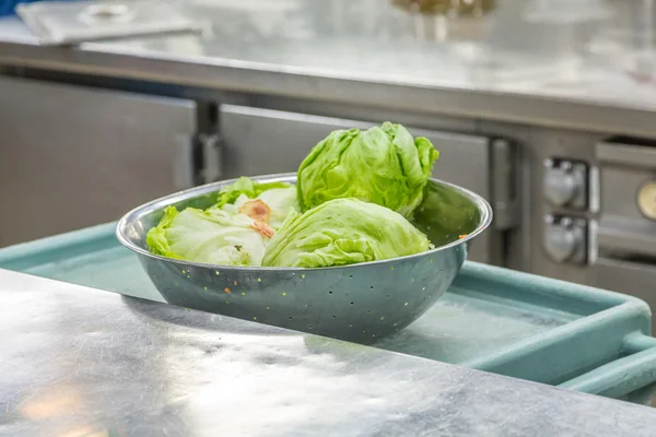 Gewaschener Salat im Collander — Stockfoto