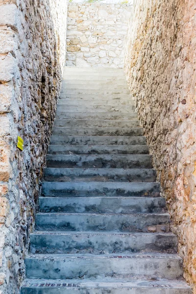 Στενό συγκεκριμένα βήματα μεταξύ πέτρινους τοίχους — Φωτογραφία Αρχείου