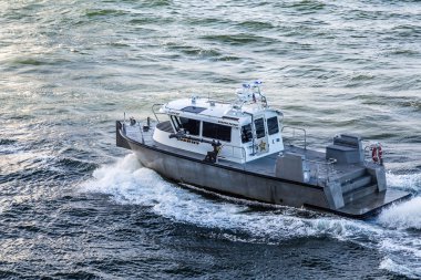 Gri su ile Sherrifs tekne kesme