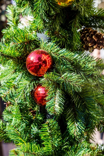 Roter Schmuck am Tannenbaum zu Weihnachten — Stockfoto