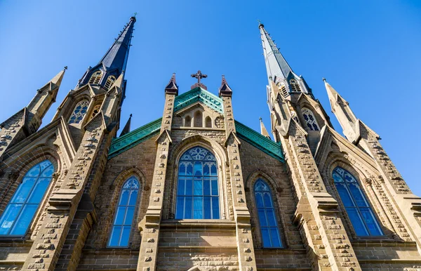 Fenêtres et clochers sur l'église gothique — Photo
