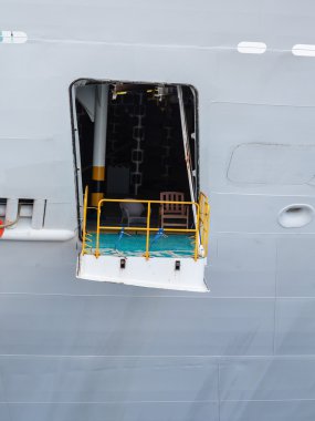 Açık kapı gemi gövde