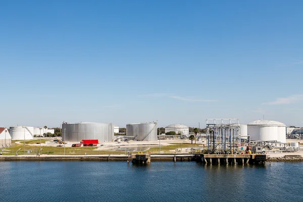 Zbiorniki w przybrzeżnych ropy naftowej operacji — Zdjęcie stockowe