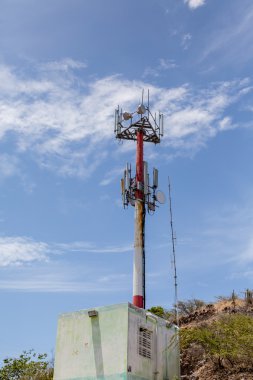 Baz istasyonu tropikal gökyüzü altında