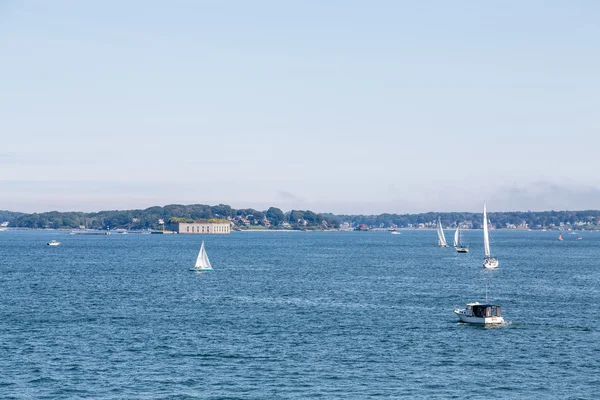 Boten in de baai van Portland met Fort op achtergrond — Stockfoto