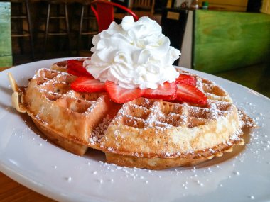 Çilek ve krema ile gözleme