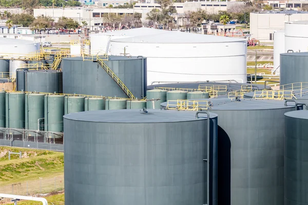 Réservoirs de carburant verts dans la zone industrielle — Photo