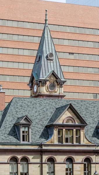 Stary kościół, z nowoczesnym budynku z cegły — Zdjęcie stockowe