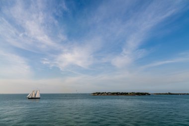 Yelkenli ötesinde noktası arazi