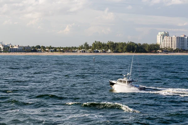 Barco de pesca rumo à costa da Flórida — Fotografia de Stock