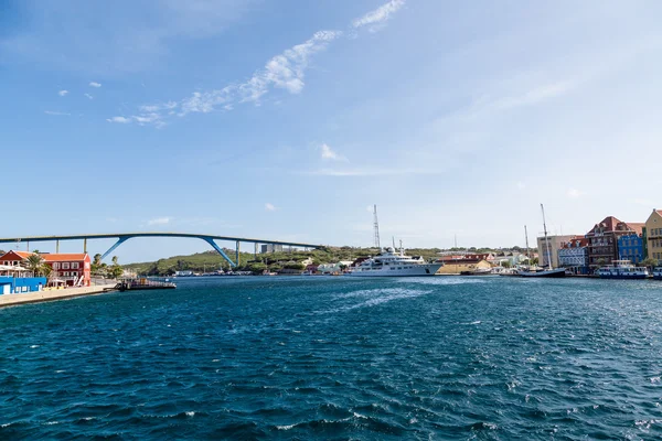Iate maciço pela ponte Queens em Curaçao — Fotografia de Stock