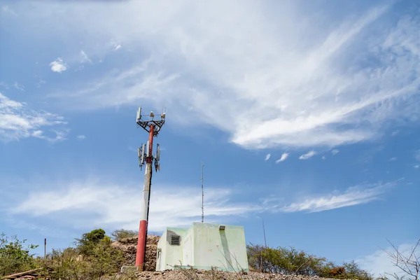 Old Cell Phone Tower op tropische heuvel — Stockfoto