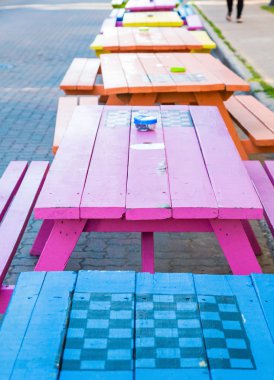 Çözünme ile renkli piknik masaları