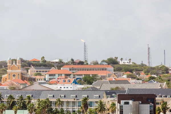 Oljerigg över Curacao — Stockfoto